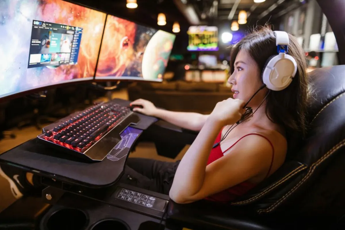 female streamer